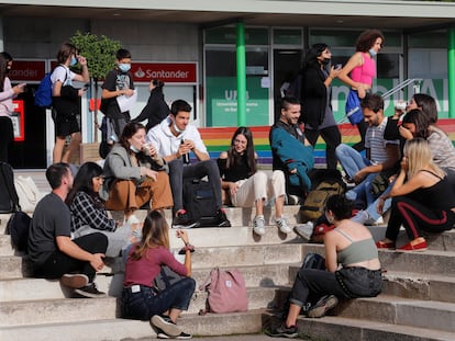 Estudiantes en la plaza Cívica de la UAB, en 2021.