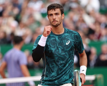Musetti celebra su primer set ante Alcaraz.