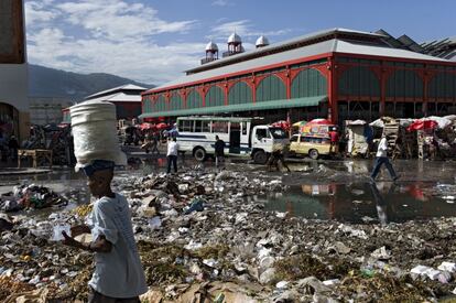 En el centro de Puerto Príncipe justo en frente del mercado 'Marché en fer', en una zona altamente poblada, la calle está invadida por la basura.