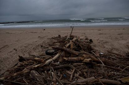 <b>Tras el temporal</b>. Ramas y troncos de árboles se acumularon el pasado martes en las playas de San Sebastián tras una madrugada de grandes olas. Los retenes de saneamiento y limpieza llevan toda la semana trabajando sin descanso para evitar que los restos del temporal obstruyan el alcantarillado de la ciudad.