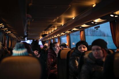 Un autobús lleno de refugiadas ucranias sale de un pequeño centro de acogida cercano al paso fronterizo polaco de Dolhobyczow, el 10 de marzo. 