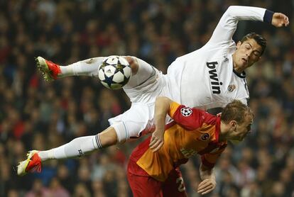 Ronaldo disputa el balón con Kaya.