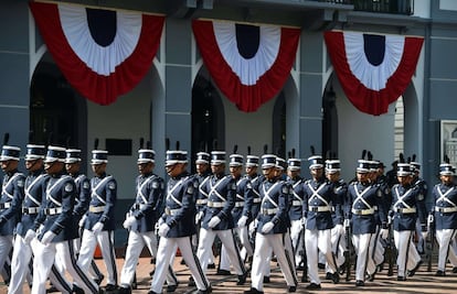Desfile de la guardia presidencial de Panamá durante la conmemoración del 112ª aniversario de la independencia de Panamá de Colombia.