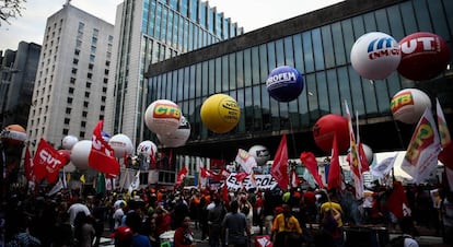Protesta en Brasil contra la reforma de las leyes laborales y del sistema de pensiones.
