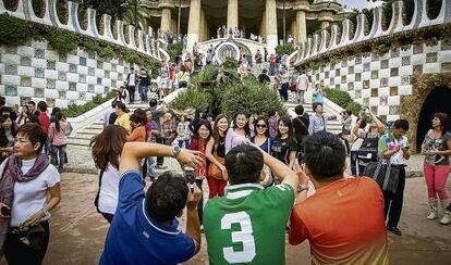 Imatge d'arxiu de turistes al Park Güell.