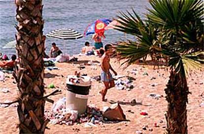 Las playas de la ciudad de Barcelona, como la de de la Mar Bella quedaron ayer en pésimas condiciones tras las verbenas de la noche.