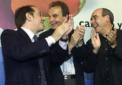 Nicolás Redondo, José Luis Rodríguez Zapatero y Javier Rojo, en un acto electoral en abril.