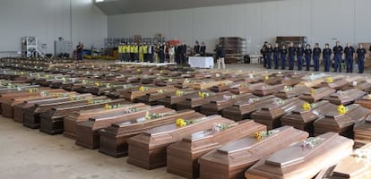 Ata&uacute;des de las v&iacute;ctimas del naufragio de Lampedusa, en octubre de 2013.