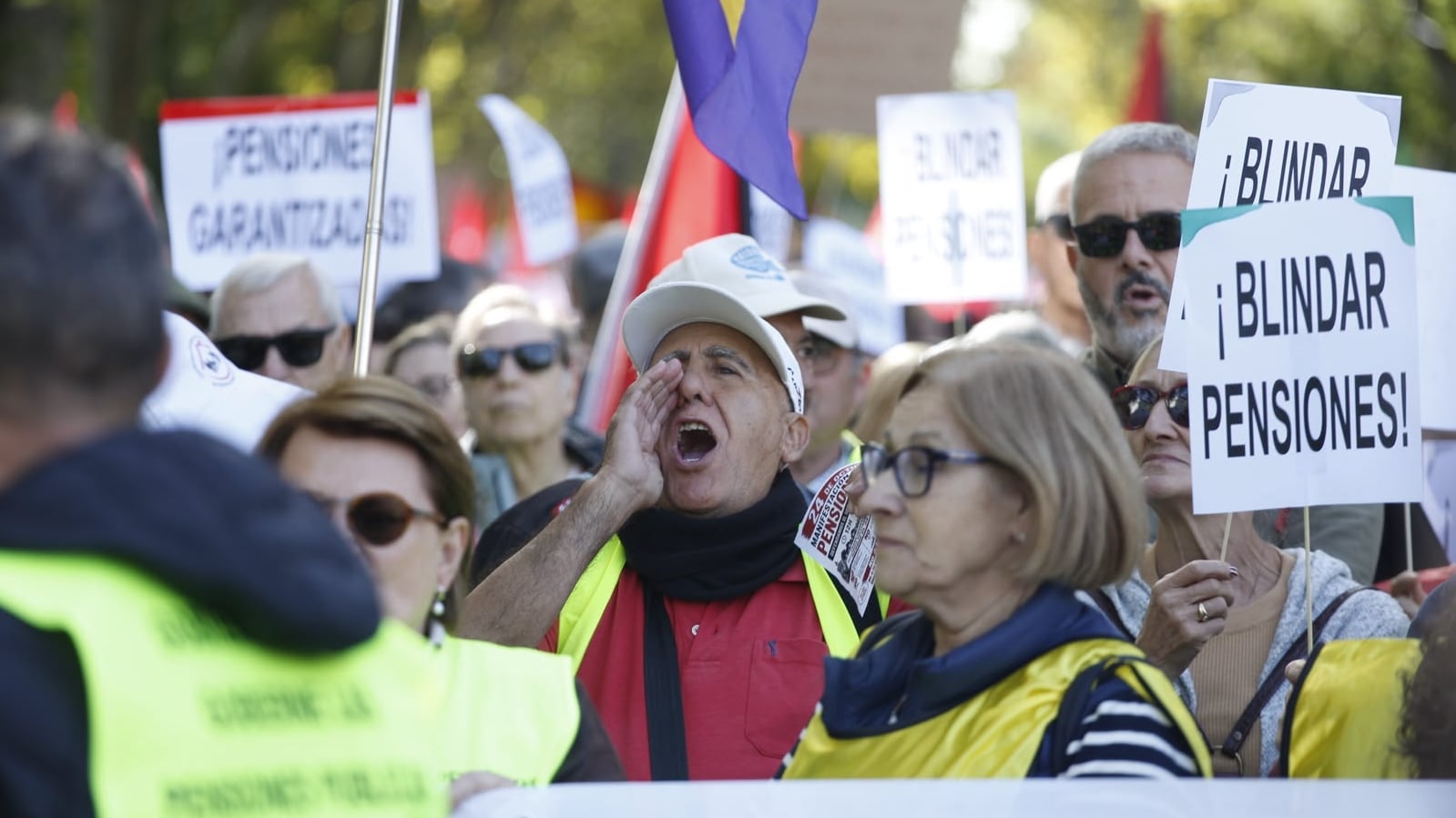 Miles de personas se manifiestan en Madrid en defensa del sistema de pensiones: “¡No se venden!”