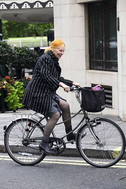 La diseñadora en bicicleta, su medio de transporte favorito, en el que se desplaza siempre que puede.