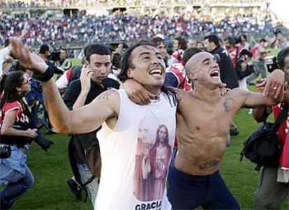 Juan Jose Serrizuela (izq.) yLeonel Rios, jugarores del Independiente, celebran la victoria y el campeonato.