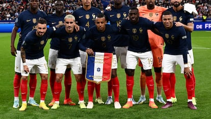 El equipo de Francia posa antes de un partido.