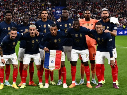 El equipo de Francia posa antes de un partido.