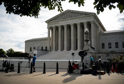 Miembros de equipos de prensa frente al Tribunal Supremo de Estados Unidos.