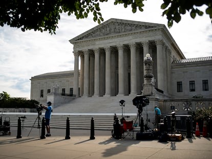 Miembros de equipos de prensa frente al Tribunal Supremo de Estados Unidos.