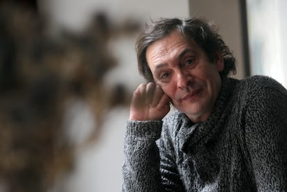 El director de cine Agustí Villaronga, fotografiado tras su triunfo en la gala de los oremios goya por su filme 'Pa negre'.