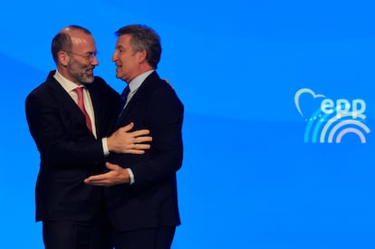 Feijóo abraza a Weber, este miércoles en la segunda jornada del congreso del PPE, que se celebra en Valencia.