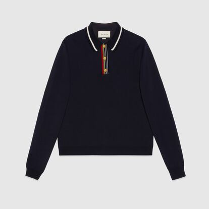 Si eres una apasionada de las prendas de estética vintage, te encantará este polo de punto de algodón en azul marino con los icónicos colores verde, rojo y blanco de Gucci y sus botones dorados. Encuéntralo aquí por 730€.