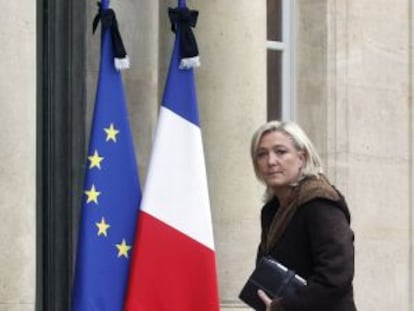 La líder del Front Nacional, Marine Le Pen, arriba aquest divendres a l'Elisi per reunir-se amb el president francès, François Hollande.