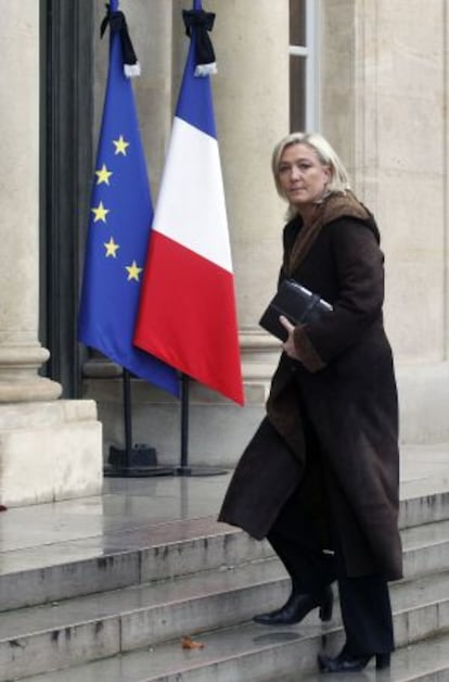 La líder del Frente Nacional, Marine Le Pen, llega este viernes al Elíseo para reunirse con el presidente francés, François Hollande.