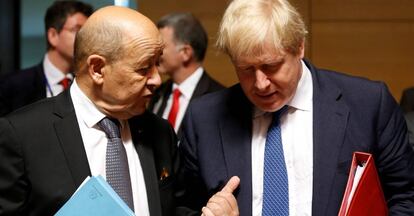 El ministro francés de Exteriores francés, Jean-Yves Le Drian (izquierda), dialoga con su homólogo británico, Boris Johnson, al inicio del Consejo.