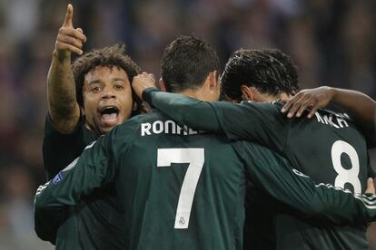 Marcelo, Cristiano Ronaldo y Kaká celebran el primer gol.