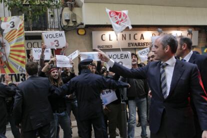 El presidente Francisco Camps ante la concentración contre el cierre de TV3 en Castellón.