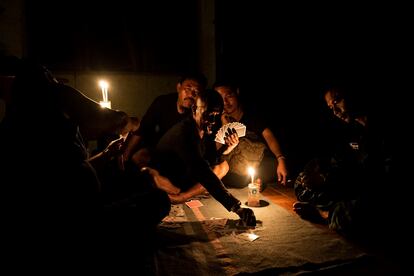 Varios soldados del Ejército Karen de Liberación Nacional juegan a las cartas durante sus horas de descanso.