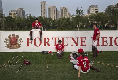 Jugadores del equipo de polo de la Universidad de Cornell toman un descanso durante el torneo contra los jugadores chinos, en Tianjin.
