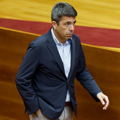 -FOTODELDIA- GRAFCVA7212. VALENCIA, 16/04/2025.- El president de la Genralitat, Carlos Mazón, a su llegada al pleno de Les Corts Valencianes que debate las enmiendas a la totalidad del PSPV-PSOE y Compromís a los proyectos de ley de Presupuestos de la Generalitat para 2025 y de Medidas fiscales, de gestión administrativa y financiera, y de organización de la Generalitat. EFE/Ana Escobar
