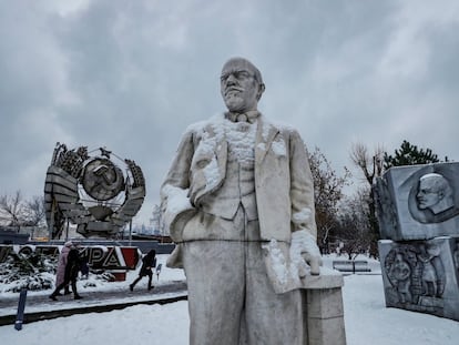 Varias personas caminan junto a una estatua de Lenin y otros monumentos de la Unión Soviética en un parque de Moscú en 2021, en la semana en la que se cumplían 30 años de la firma del pacto por el cual la antigua URSS se disolvía.