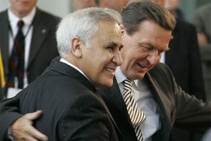 El canciller alemán, Gerhard Schröder (derecha), saluda al presidente de Israel, Moshe Katsav, ayer en Berlín.