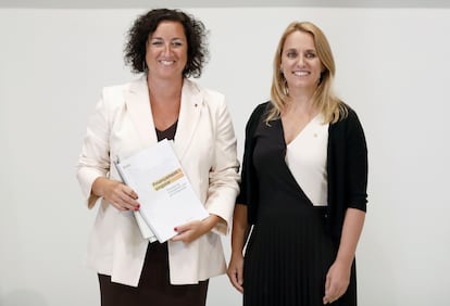 La nueva consellera de Economía de la Generalitat, Alícia Romero, junto a su predecesora en el cargo, Natàlia Mas, el día del traspaso de carteras.