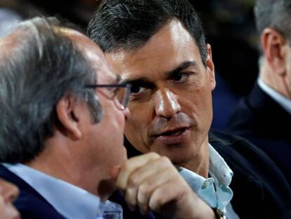 El líder del PSOE, Pedro Sánchez (derecha), conversa con el portavoz en la Asamblea, Ángel Gabilondo.