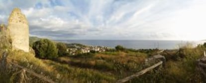 Castillo de Velia, frente al mar Tirreno.