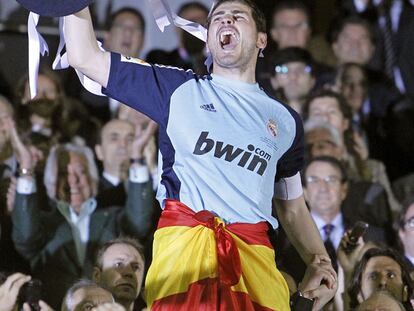 Casillas levanta el trofeo de campeón ante la mirada del Rey.