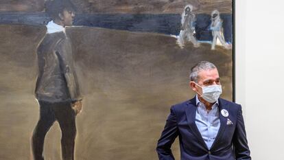 El coleccionista José Ramón Prieto junto a la obra que da nombre a la exposición 'Womanology', de Lynette Yiadom-Boakye, en el Museo de Bellas Artes de Bilbao.