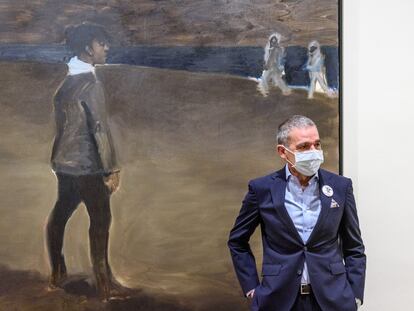 El coleccionista José Ramón Prieto junto a la obra que da nombre a la exposición 'Womanology', de Lynette Yiadom-Boakye, en el Museo de Bellas Artes de Bilbao.