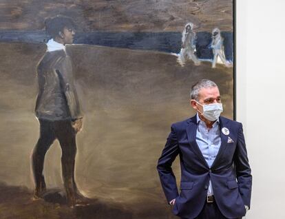 El coleccionista José Ramón Prieto junto a la obra que da nombre a la exposición 'Womanology', de Lynette Yiadom-Boakye, en el Museo de Bellas Artes de Bilbao.