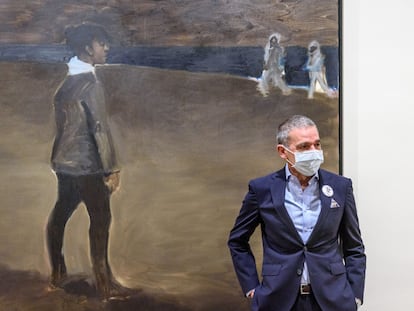 El coleccionista José Ramón Prieto junto a la obra que da nombre a la exposición 'Womanology', de Lynette Yiadom-Boakye, en el Museo de Bellas Artes de Bilbao.