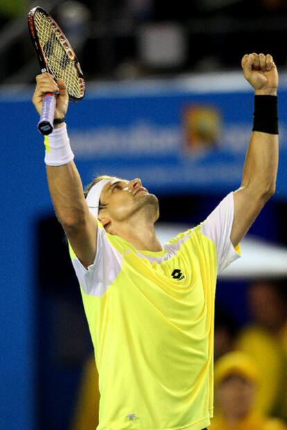 Nadal se lamenta en uno de los parones del partido de cuartos contra Ferrer.