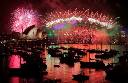 Gran castillo de fuegos artificiales sobre el teatro de la ópera en Sydney para celebrar el Año Nuevo