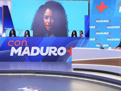 Nicolás Maduro, acompañado de la presentadora virtual Sira, en su programa 'Con Maduro+'.