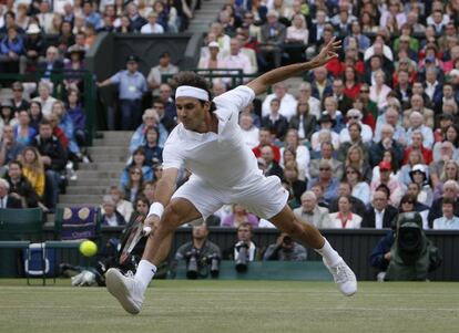 Roger Federer devuelve una pelota a Rafa Nadal, durante la final de Wimbledon, el 6 de julio de 2008.