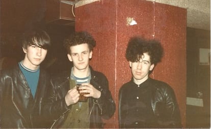 Unos jovencísimos Jesus & Mary Chain (izda. a dcha.) en 1985 junto a Bobby Gillespie.