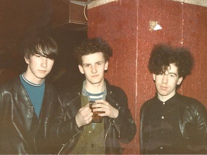 Unos jovenc&iacute;simos Jesus &amp; Mary Chain. 1985, de izquierda a derecha, Bobby Gillespie (que luego dejar&iacute;a la bater&iacute;a para fundar Primal Scream) y los hermanos Jim y William Reid