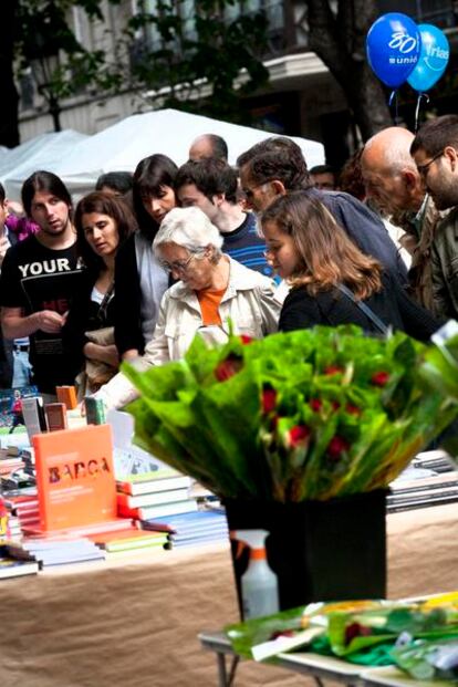 Paradas de libros y rosas en la Rambla de Catalunya de Barcelona.