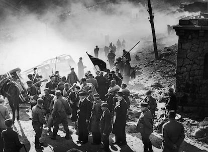 El ejército golpista ocupa la ciudad fronteriza española de Portbou durante la Guerra Civil española, el 11 de febrero de 1939.