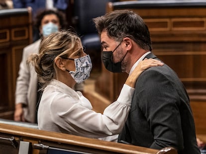 Yolanda Díaz, vicepresidenta del Gobierno, saluda en el Congreso a Gabriel Rufián.