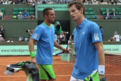 Andy Murray y Viktor Troicki cambian de campo durante el partido que les enfrentó en octavos de final de Roland Garros.